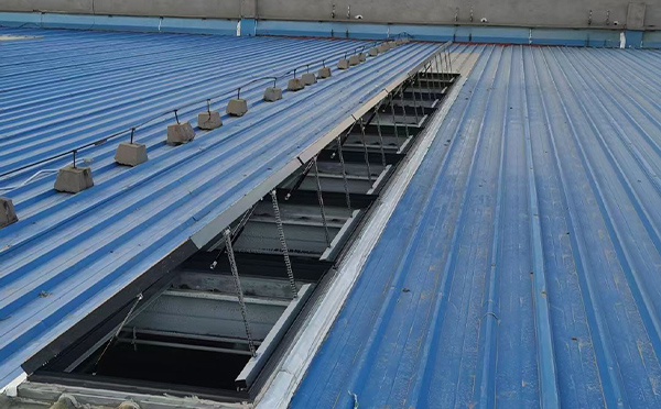 某城市大型商业综合体中庭西和排烟窗工程